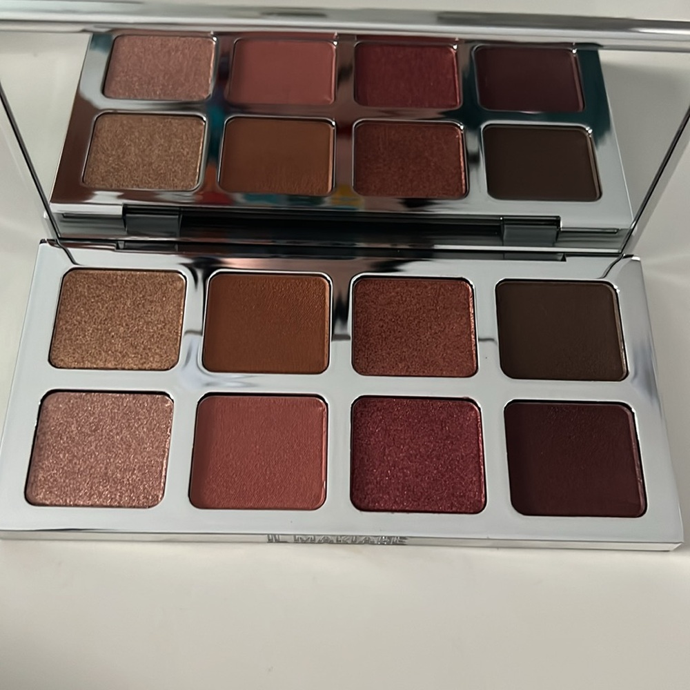IL Makiage-COLOR BOSS MASTER EYESHADOW
MULTI-DIMENSIONAL 8-PAN EYE COLOR PALETTE